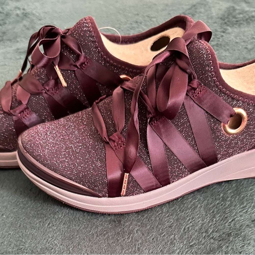 Bzees Sparkle Inspire, Size 6.5 M, Merlot